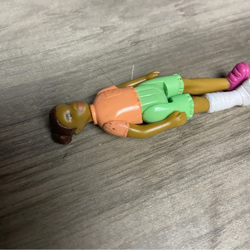 Fisher Price Sweet Streets Dollhouse African American Girl Broken Leg Cast Rare - Picture 6 of 7